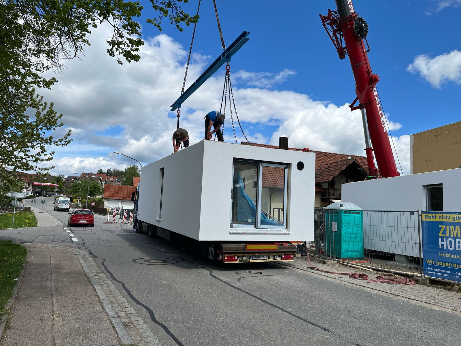 Baustelle Altenthann - Ein Modul wird vom Schwertransporter gehoben.