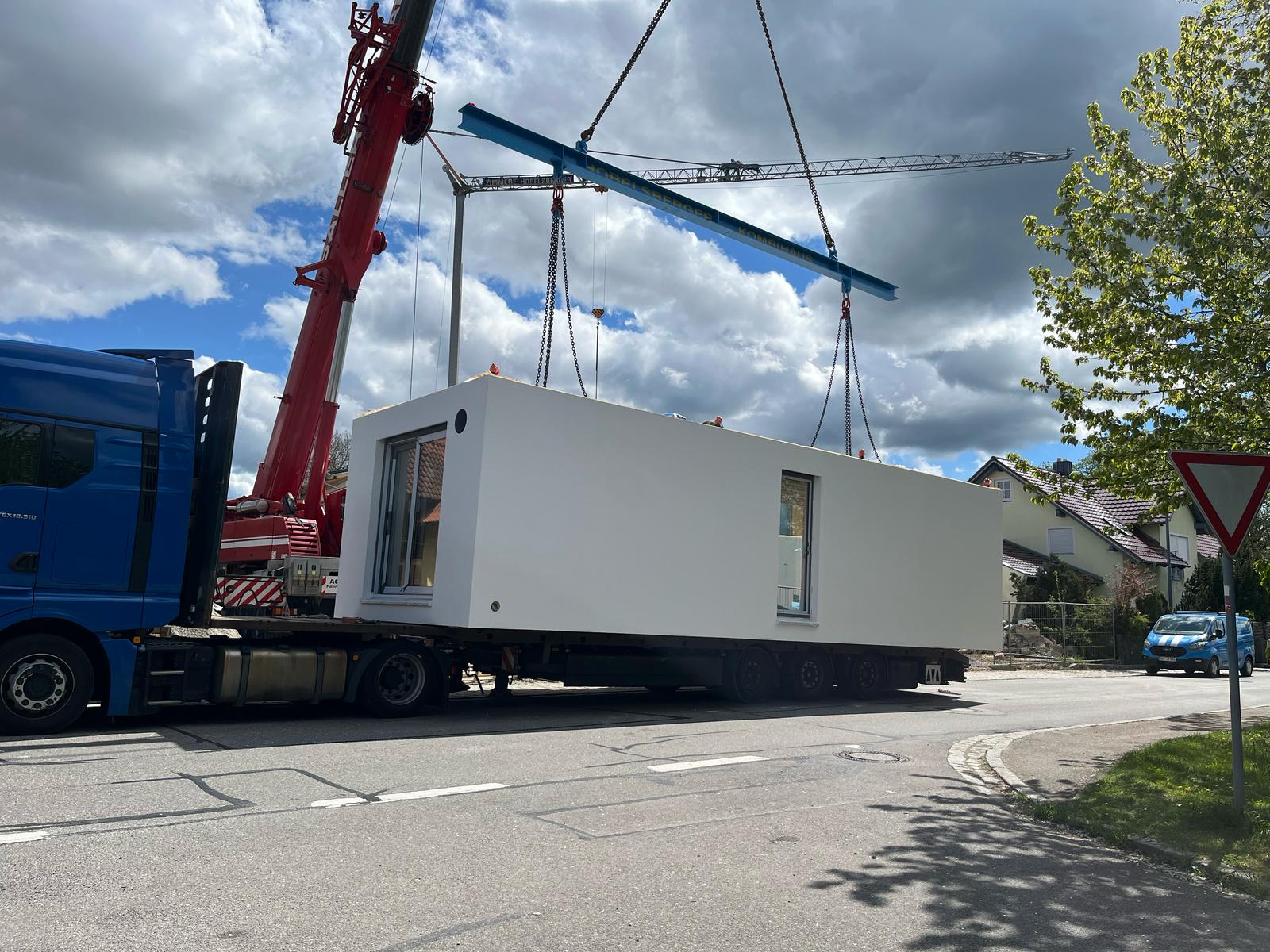 Baustelle Altenthann - ein Modul wird vom Schwerztransporter gehoben