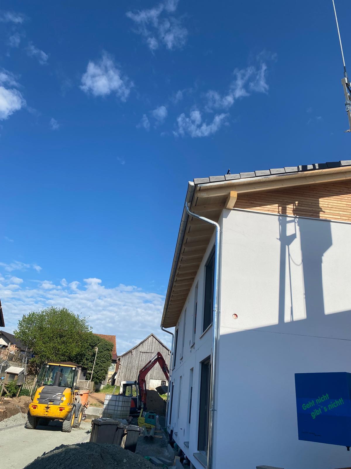 Baustelle Altenthann - Giebelseite eines fertigen Mehrfamilienhauses.