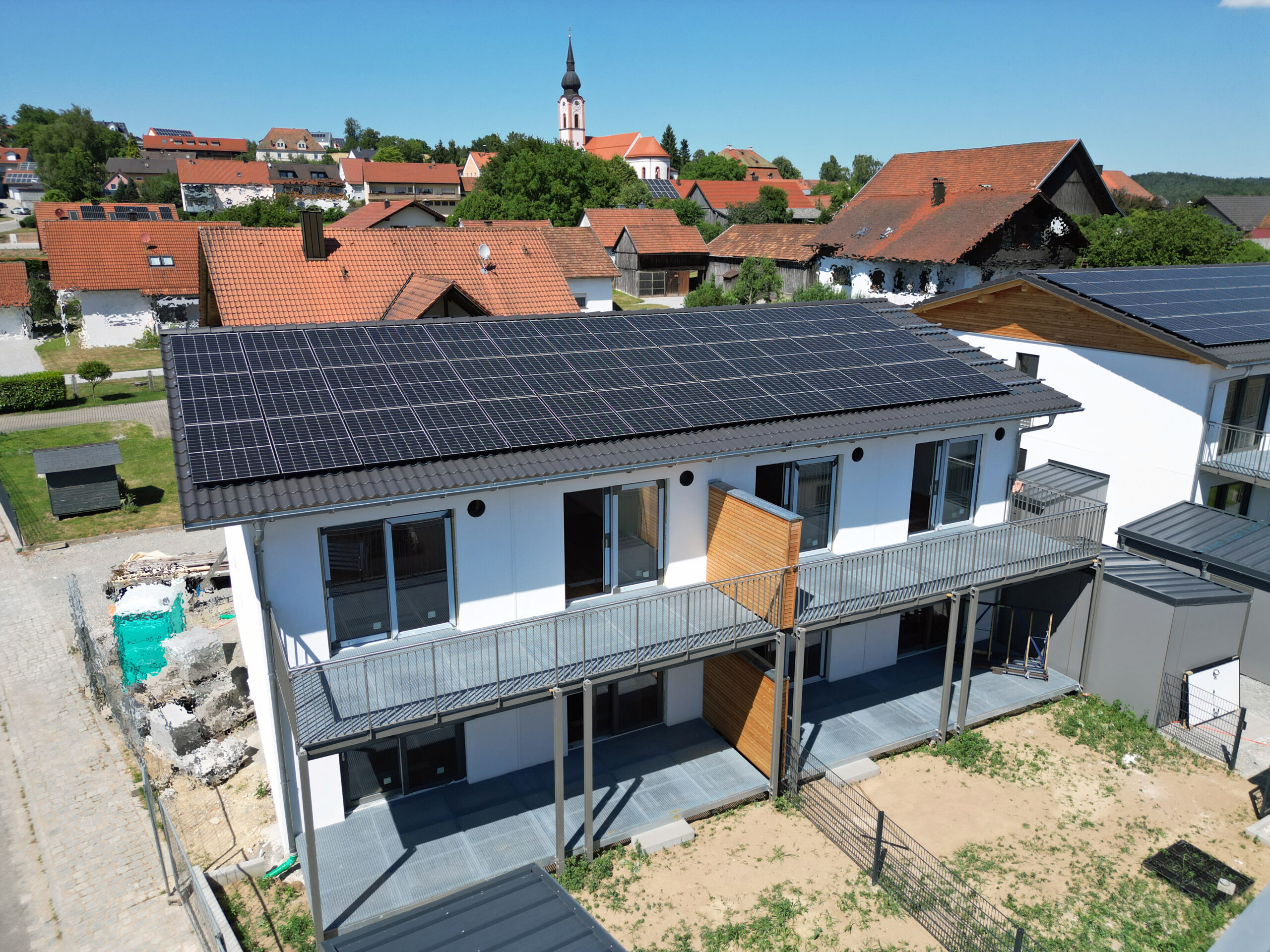 Südansicht / Drohnenaufnahme des Mehrfamilienhauses