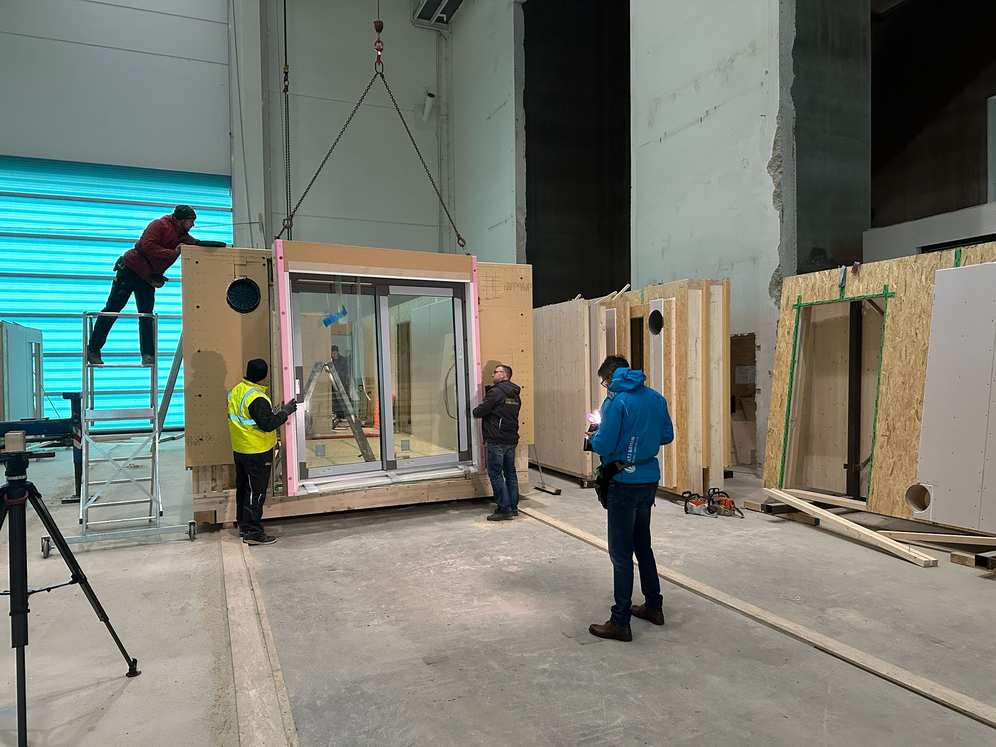 Ein Kamera Team von SAT.1 filmt in der kombihaus Produktionshalle